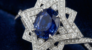 Kohestar Engagement Ring - Detail view of round brilliant diamond pav� and shamseh star points